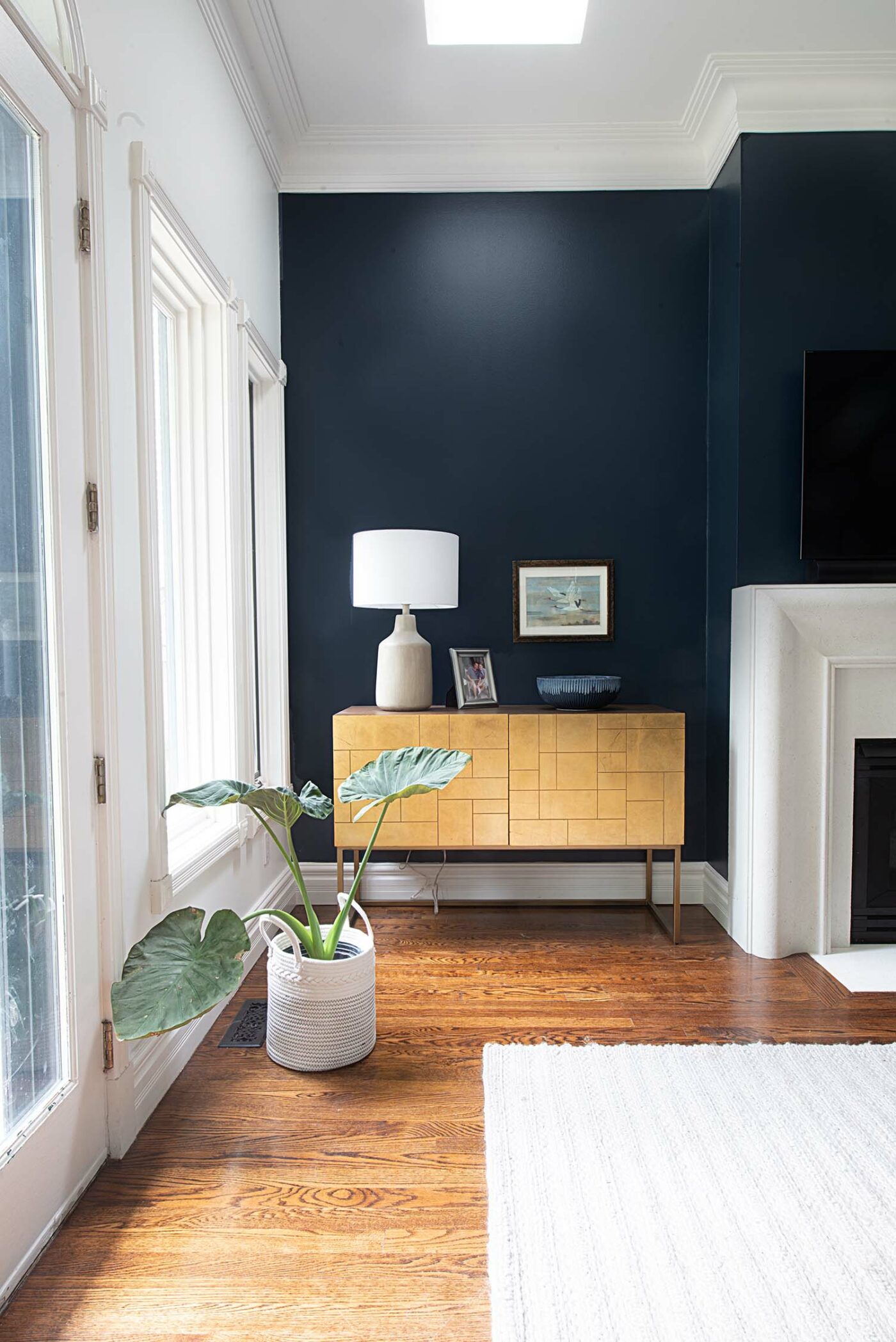 Leacrest Living Room After - Lamp