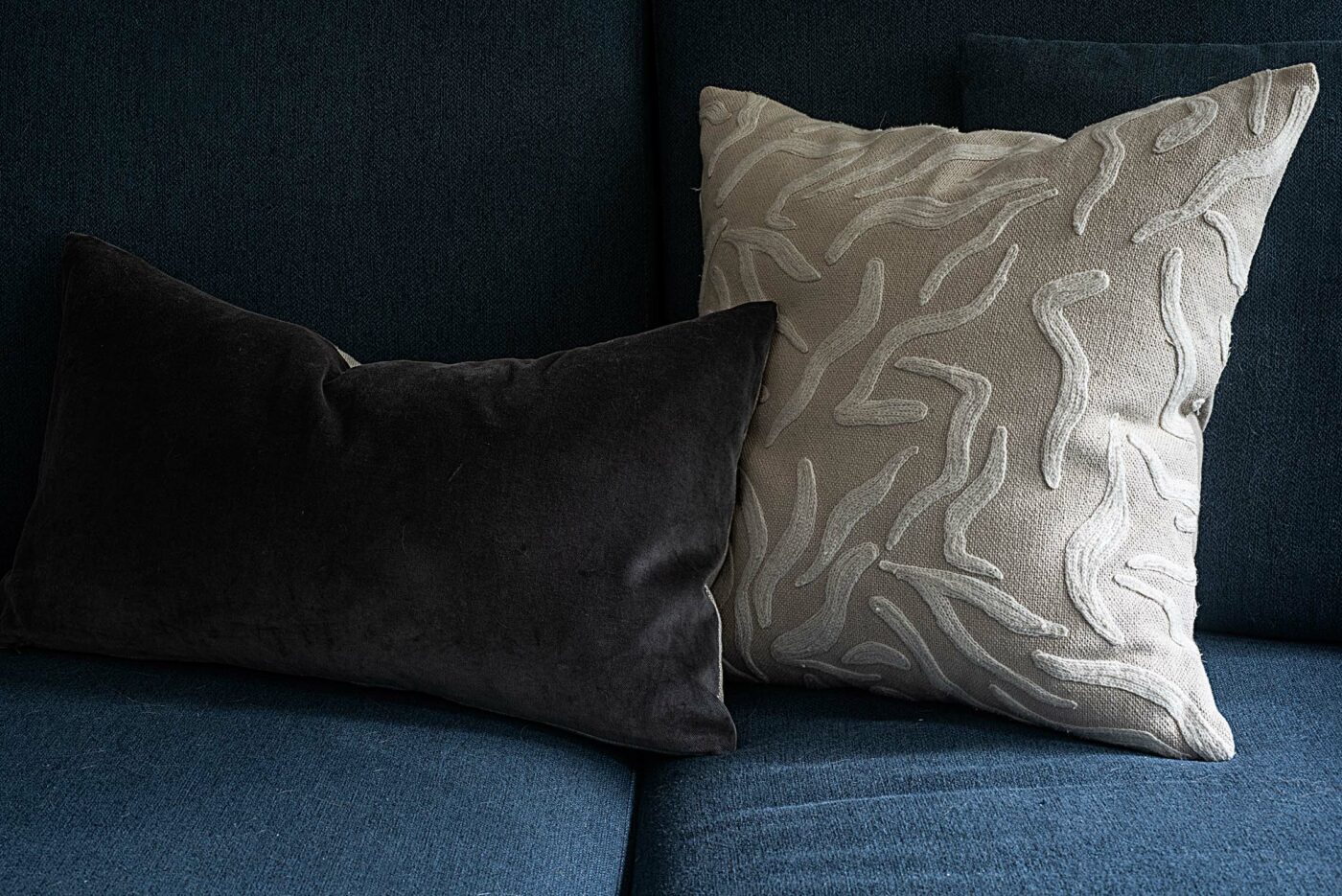 Leacrest Living Room After - Throw Pillows